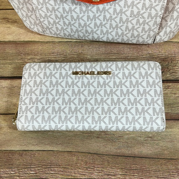 NWOT- Jet Set Medium Multifunction Pocket Tote Bag with Wallet - Picture 11 of 16